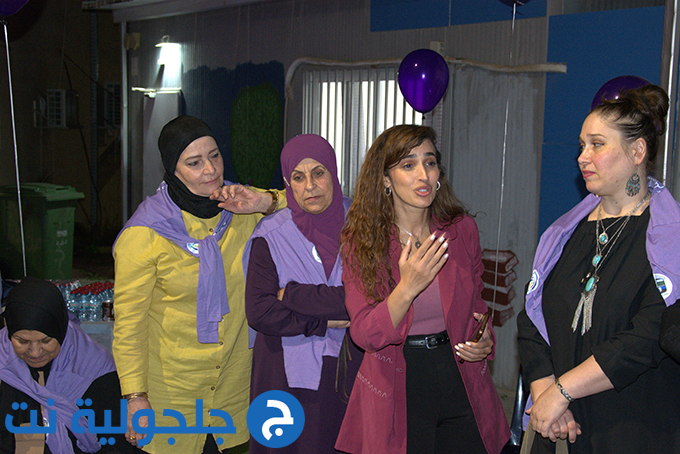 اضاءة المركز الجماهيري في جلجولية باللون البنفسجي بمناسبة اليوم العالمي لذوي الاحتياجات الخاصة